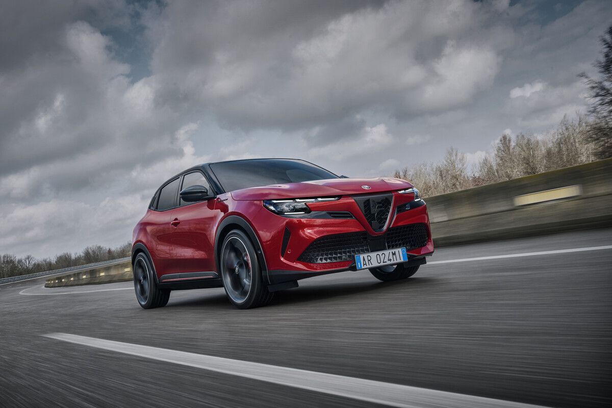 Neue Mailänder Welle: Auch der jüngste und kleinste Alfa Romeo-SUV überzeugt mit eigenständigem, elegant-dynamischem Design.⇒ WERK