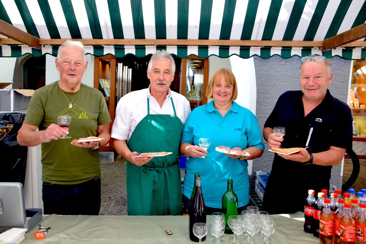 Norbert Müller, Helmut Moll, Alexandra Fleisch und Wolfgang Neyer bieten köstliche Brote und Wein an. ⇒SCO