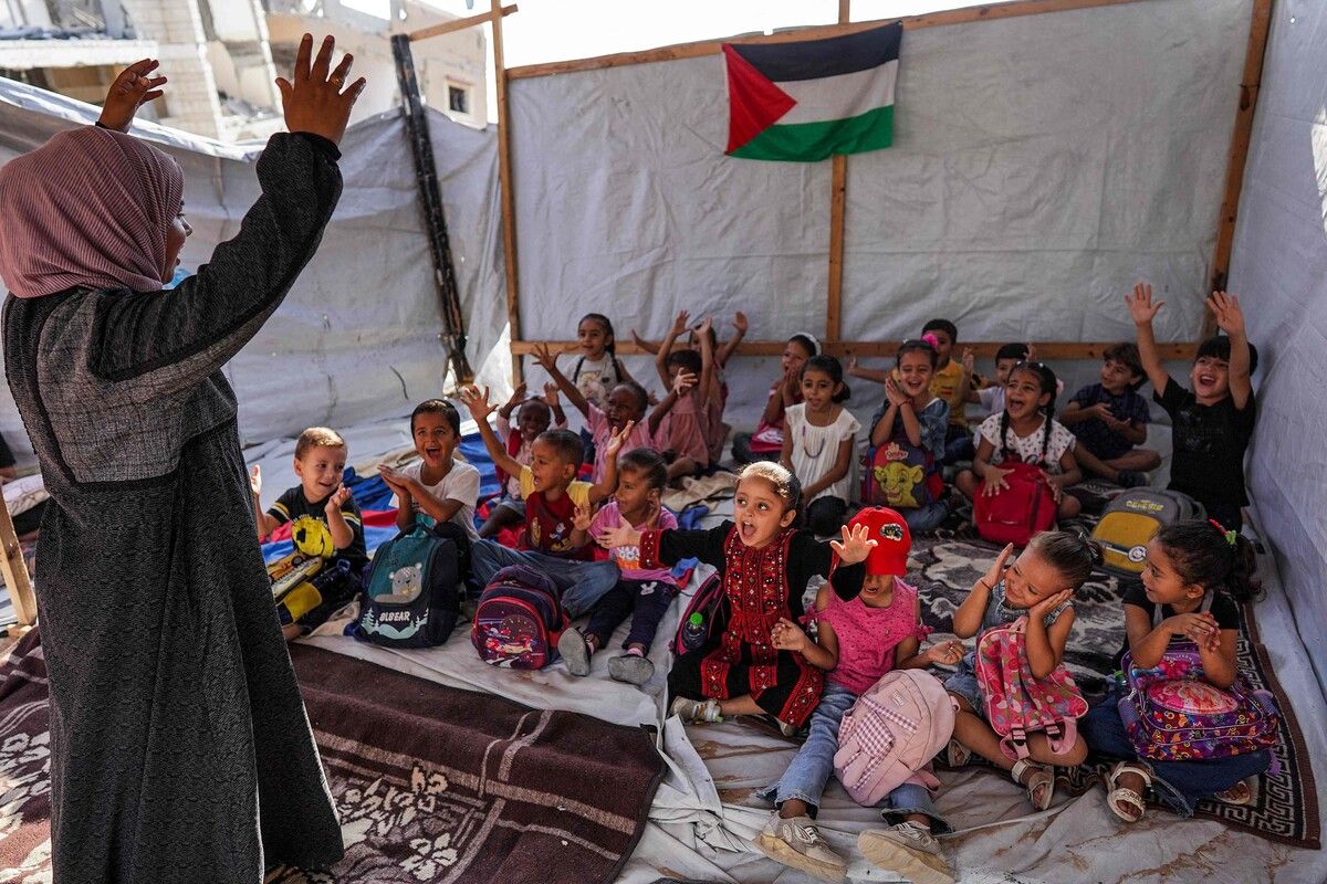 Palästinensische Kinder nehmen während des von der Hamas verursachten Kriegs mit Israel am Unterricht in einem Zelt teil. AFP