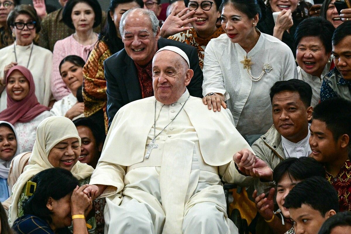 Papst Franziskus mit Jugendlichen von Scholas Occurrentes im Jugendzen­trum Grha Pemuda in Jakarta. AFP
