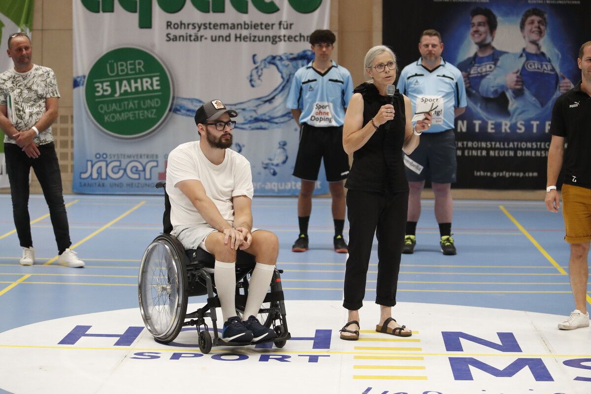 Paul Schwärzler mit seiner Mutter Marion beim Charity-Legendenspiel seines Stammvereins HC Hohenems am 29. Juni in der Sporthalle Herrenried.⇒Walter Zaponig