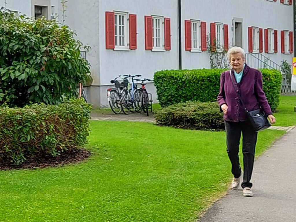 Paula bei einem Spaziergang durch die Siedlung.