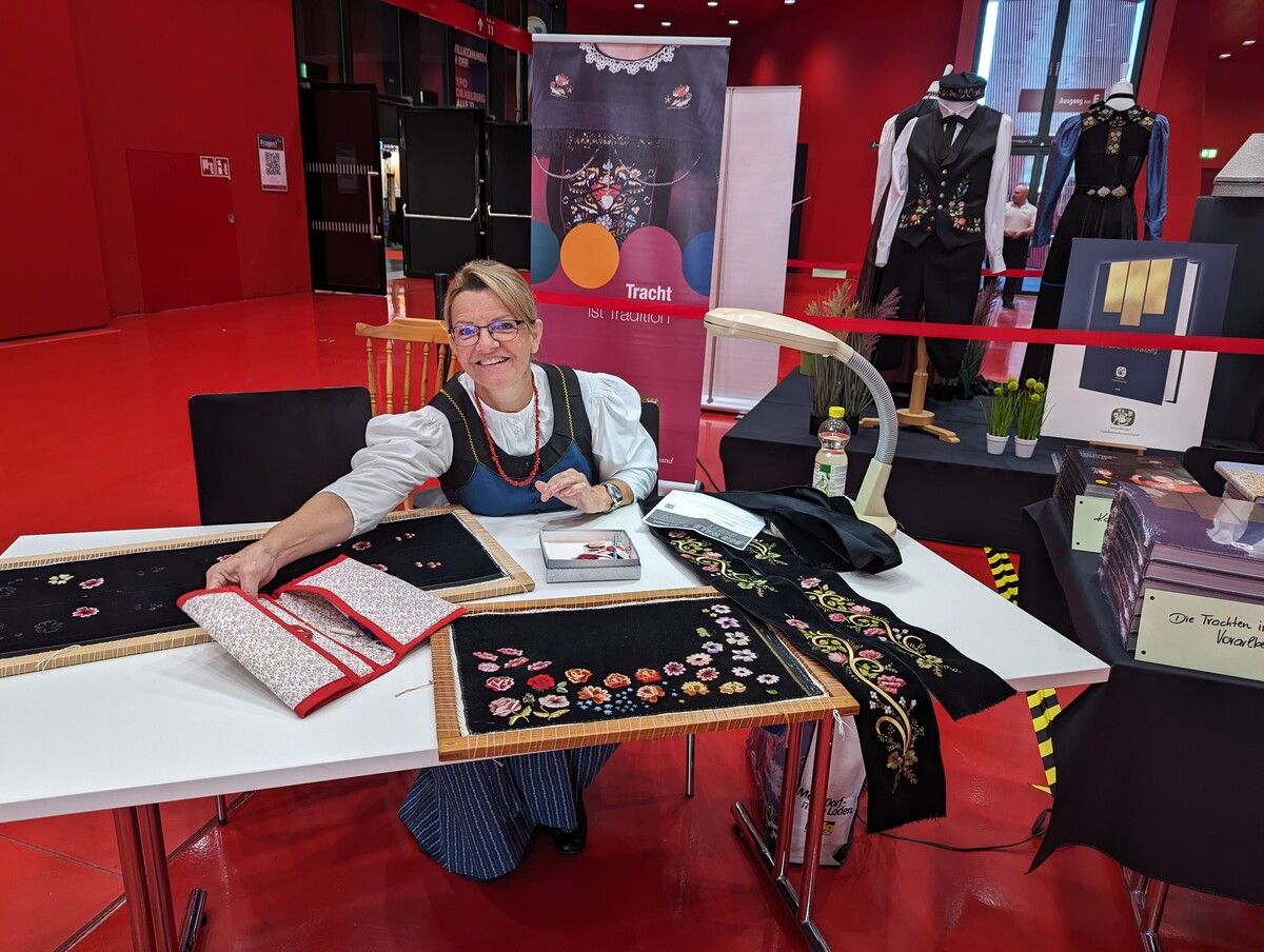 Petra Stemer präsentiert ihre Stickereien auch gerne einem Publikum, wie etwa auf der Herbstmesse oder am 15. September beim Tag des Kunsthandwerks im Vorarlberg Museum. ⇒Landestrachtenverband/Ulrike Bitschnau