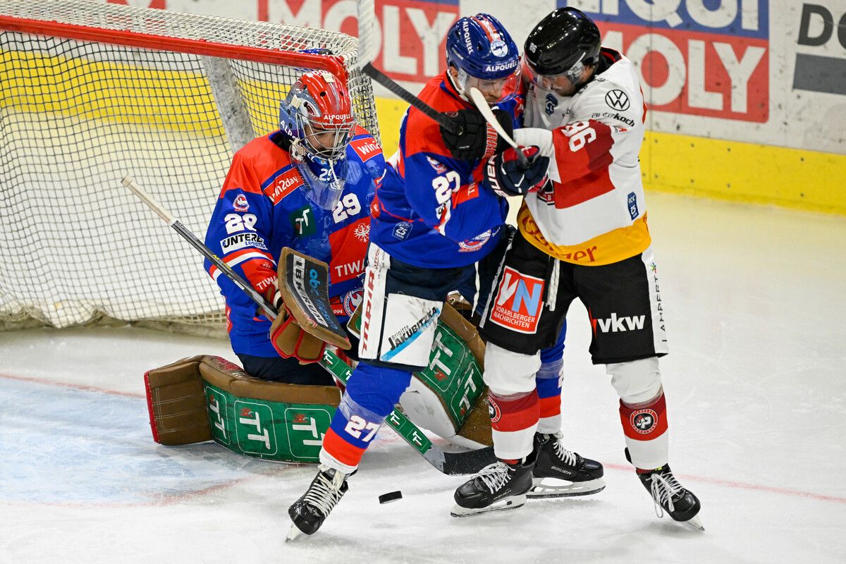 Pioneers-Angreifer Lucas Sowder verliert das Duell um die Scheibe vor dem gegnerischen Tor gegen Innsbrucks Anders Krogsgaard.⇒Gepa