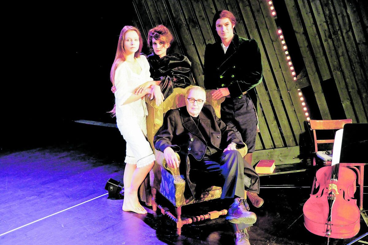 Rebecca Hammermüller, Maria Lisa Huber, Rolf Mautz und Nico Raschner beim Liederabend anlässlich der Spielzeiteröffnung am Vorarlberger Landestheater. ⇒SIE
