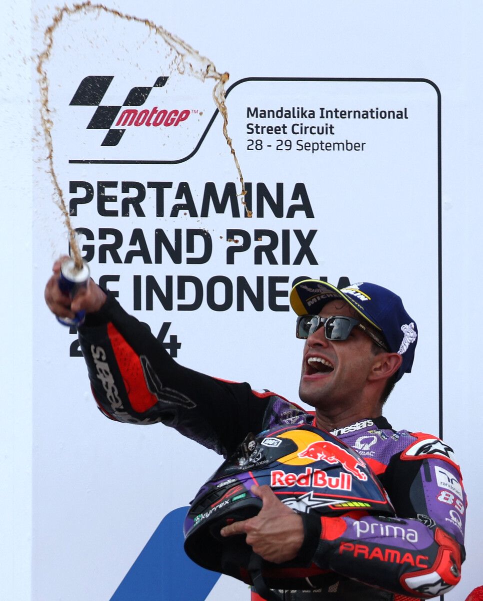 Red-Bull- statt Sektdusche durch Indonesien-Sieger Jorge Martin.⇒Reuters