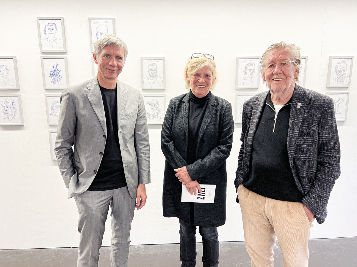 Redner Thomas D. Trummer, Galeristin Andrea Romagna-Miessgang und Künstler Gottfried Bechtold präsentierten „Zwei“. ⇒Franc