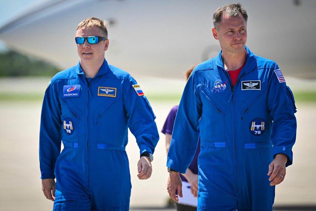 Reisten in halber Besetzung zur ISS: Kosmonaut Aleksandr Gorbunov (l.) und Astronaut Nick Hague. Zwei Plätze blieben für die beiden gestrandeten Astronauten frei. ⇒afp