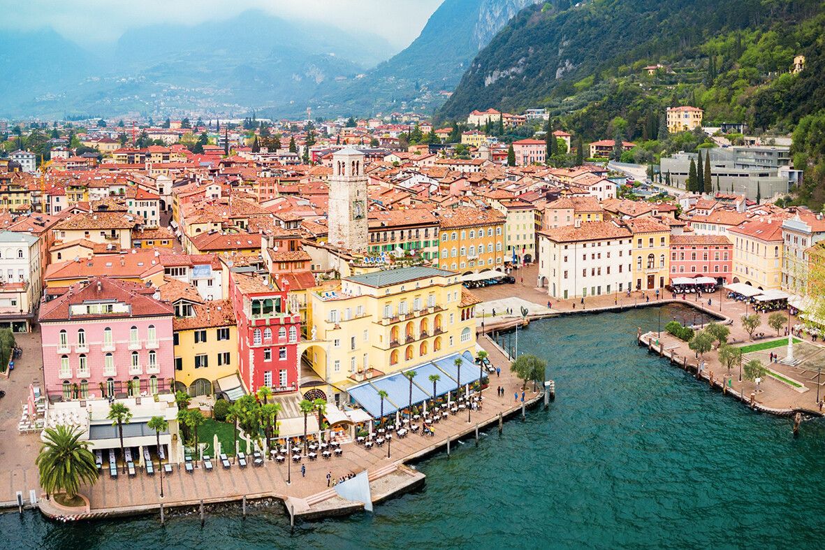 Riva del Garda, eingebettet zwischen dem Gardasee und den Bergen.⇒Shutterstock