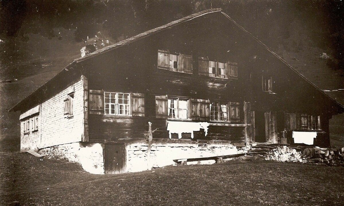 Rund 100 Jahre alt ist dieses Foto vom Hofhus, wo früher der Amann wohnte. Das Haus wurde in den 1960er-Jahren abgerissen. ⇒Bischof
