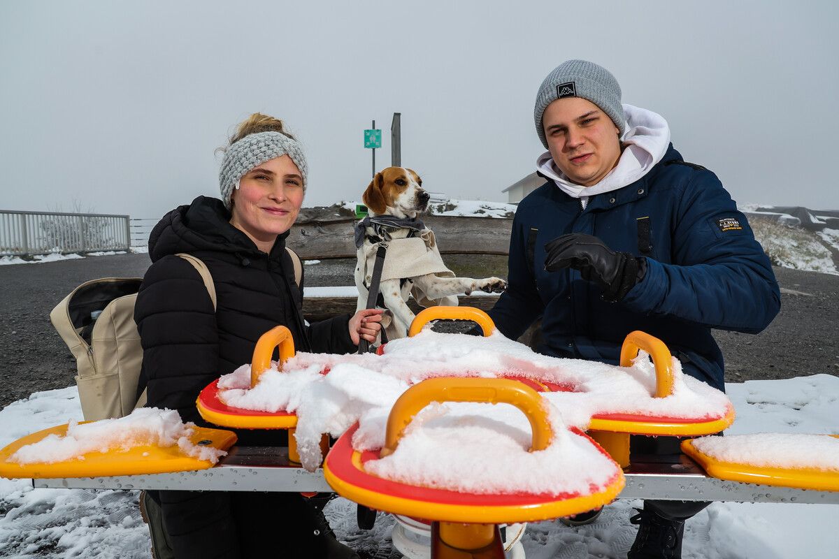 Ryan und Laura aus Frankfurt und Hund Bolle wurden vom Schnee am Lünersee überrascht. ⇒VN/Steurer