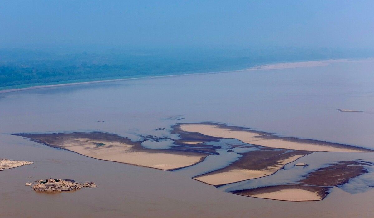 Sandbänke zu sehen: Der Rio Madeira im Norden Brasiliens trocknet aus. ⇒AFP