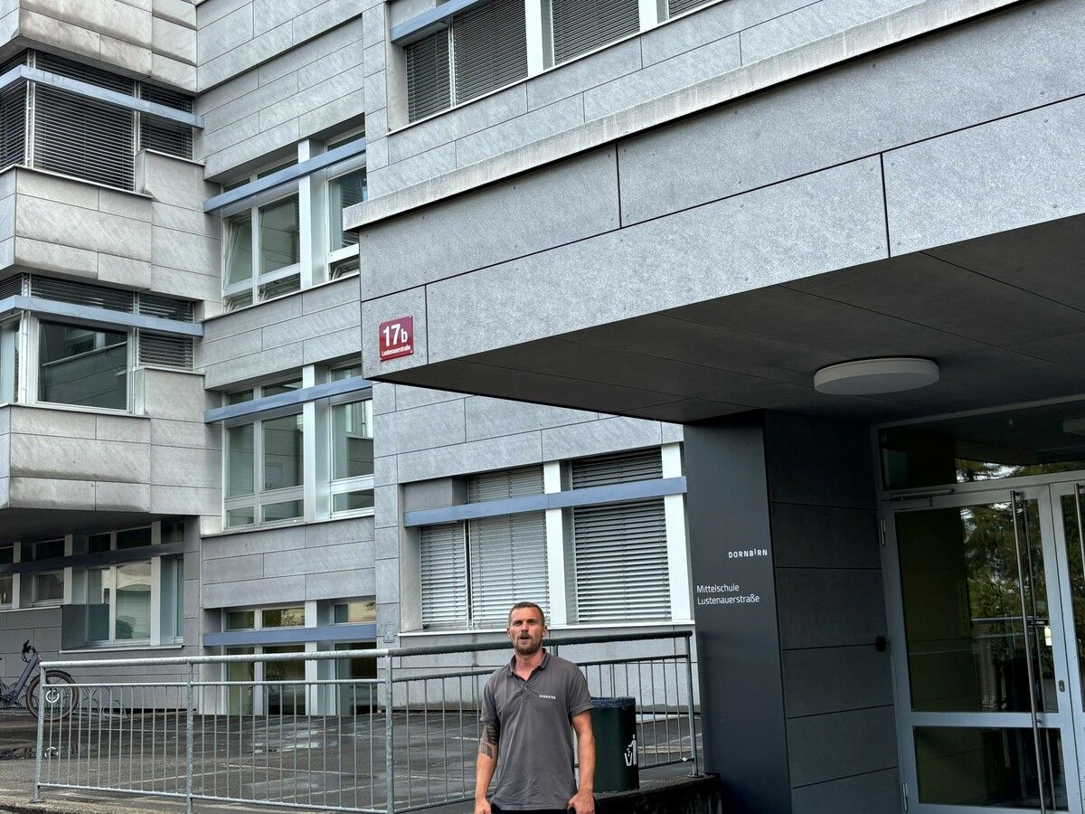 Schulwart Matthias Ofner vor der Mittelschule Dornbirn Lustenauerstraße. Dem Fast-Direktor spricht er jede Qualifikation ab. ⇒VN/HK