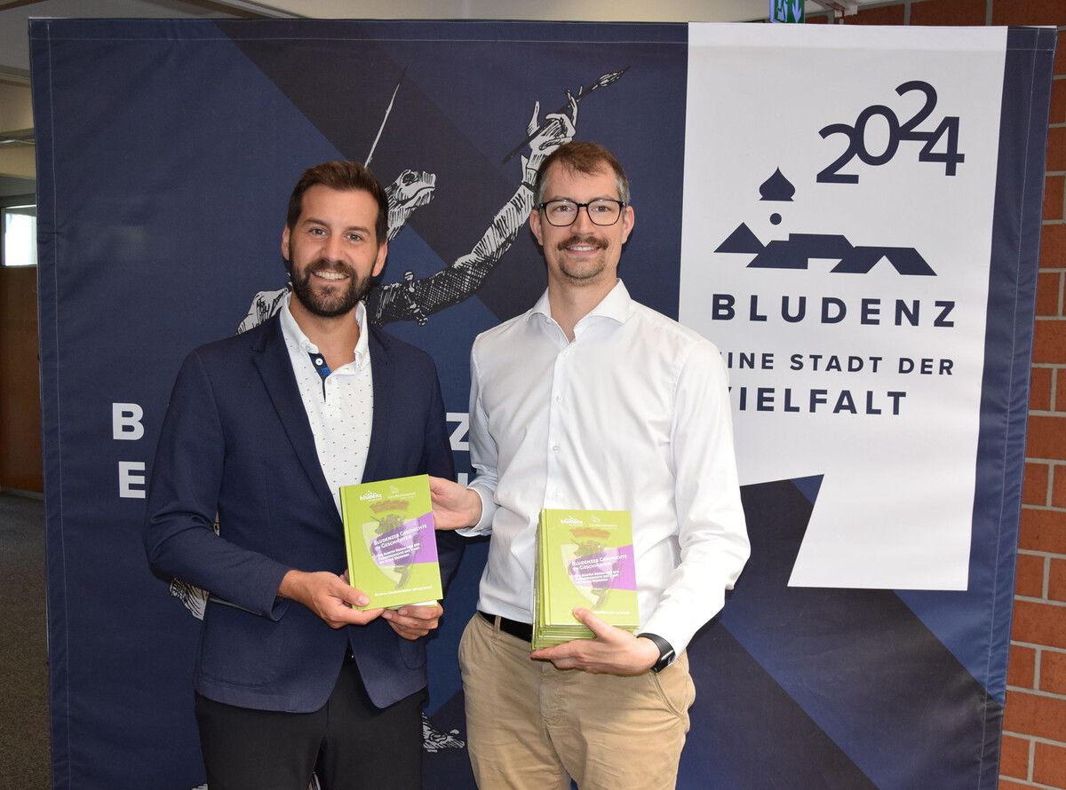 Simon Tschann und Stefan Stachniß sind stolz auf das neue Blatt.⇒Stadt Bludenz