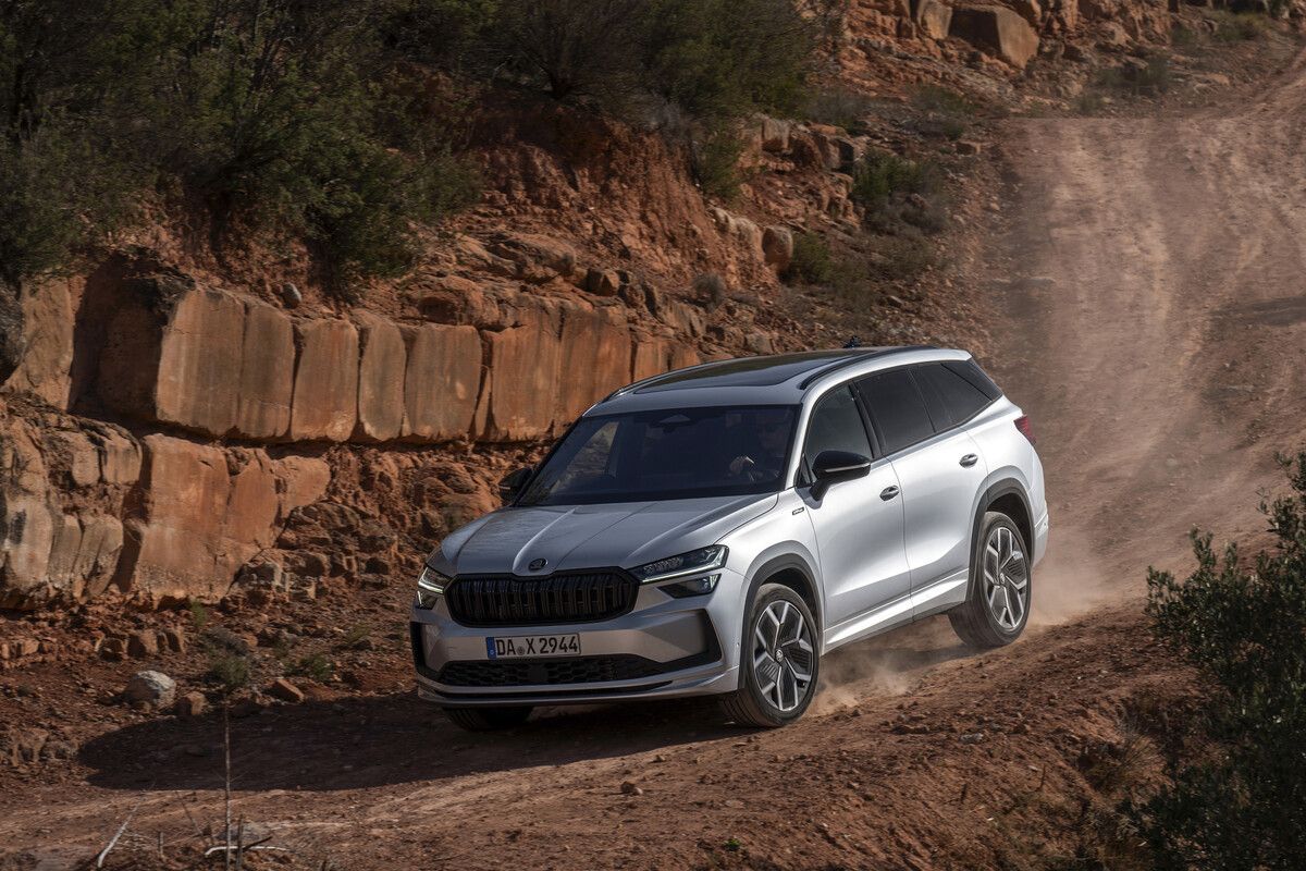 Škoda Kodiaq: 2023 wurde er, optional siebensitzig, erneuert. Er hat 150 bis 193 PS, Front- oder 4x4-Antrieb. Der Preis: ab 49.890 Euro.