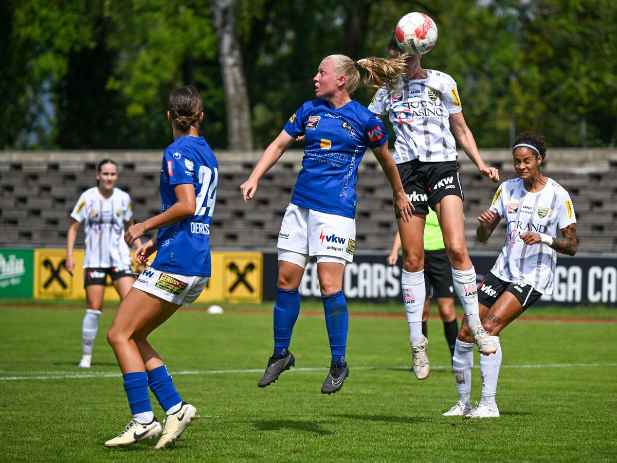 Sowohl Lustenau/Dornbirn (in blau) als auch Altach (weiß) müssen sich nun auf die Liga konzentrieren. ⇒Gepa