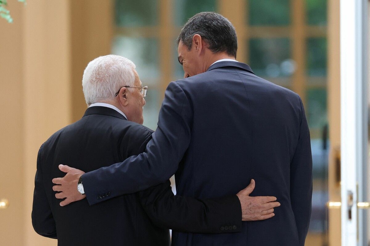 Spaniens Premier Sanchez (r.) und Palästinenserpräsident Abbas in Madrid: Spanien hat den palästinensischen Staat offiziell anerkannt. AFP