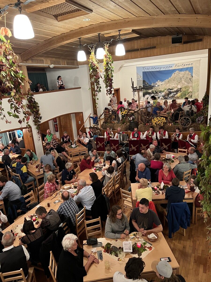 Steirischer Genuss im Montafon: Trachtengruppe Partenen lädt zum traditionellen Heurigen.⇒Trachtengruppe Partenen