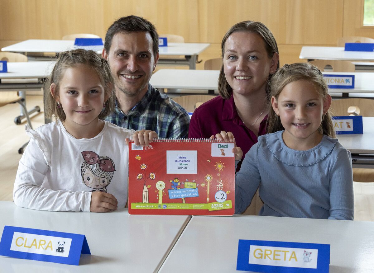 Stolze Eltern, lächelnde Kinder: Die Erstklässler haben am Montag in der Volksschule Au einen tollen Start hingelegt. ⇒VN/Paulitsch