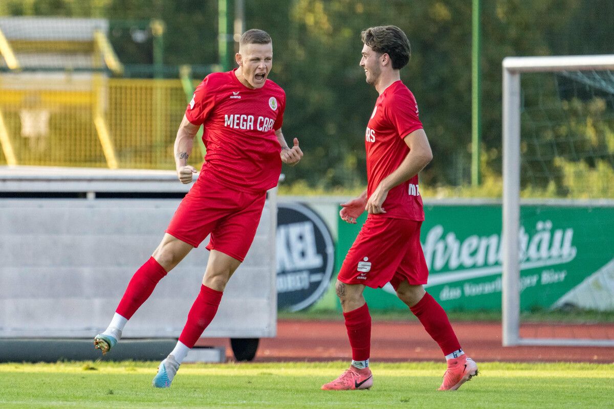 Tamas Herbaly (oben) und Eric Orie (l.) freuen sich über die positiven Nachrichten.⇒Stiplovsek (2)