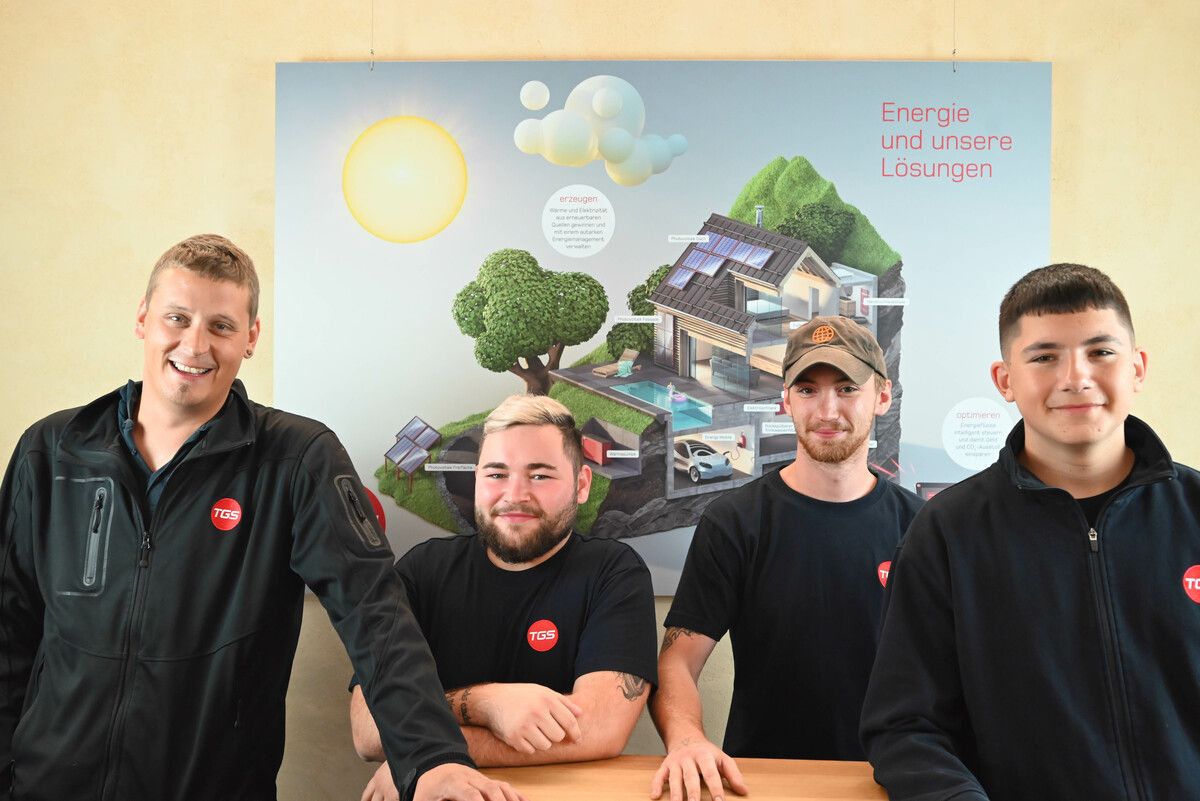 TGS-Ausbilder Manuel Perner begrüßt die neuen Lehrlinge Liam Benzer (Lüftungstechnik), Marcel Jäger (Installations-/Gebäudetechnik) und Jakob Grießer (Kälteanlagentechnik). ⇒tgs