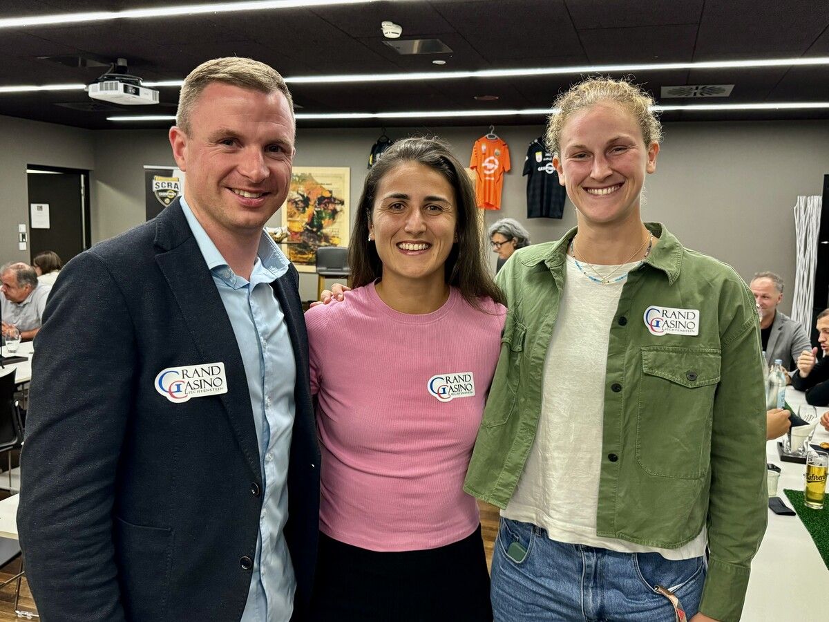 Tobias Thies mit den Spielerinnen Cesca Horvat-Colo und Sarah-Lisa Dübel.