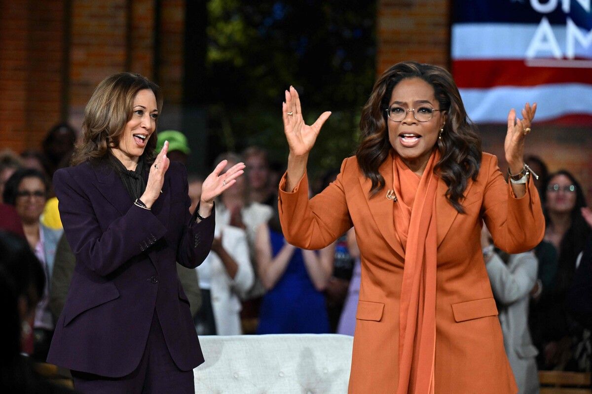 US-Vizepräsidentin Kamala Harris (l.) trifft sich mit der US-Fernsehproduzentin Oprah Winfrey bei einer Live-Streaming-Kundgebung. AFP
