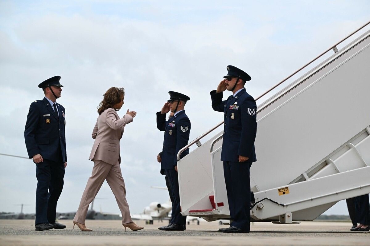 US-Vizepräsidentin Kamala Harris verlässt den Luftwaffenstützpunkt Andrews auf dem Weg nach Philadelphia zur Wahlkampfveranstaltung. AFP