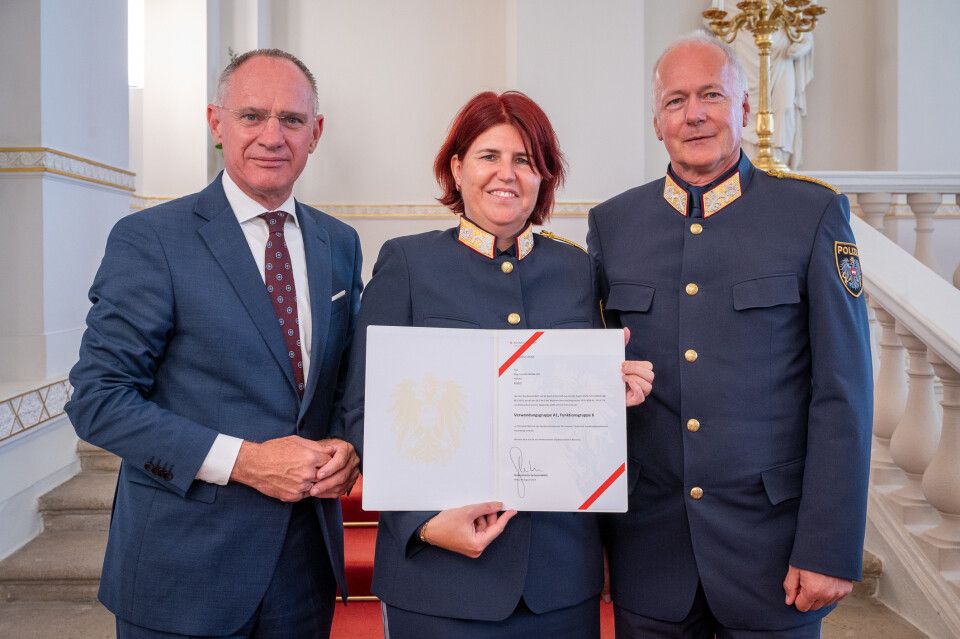 Uta Bachmann bei der Dekret-Übergabe durch Innenminister Gerhard Karner (l.) und Landespolizeidirektor Hans-Peter Ludescher.⇒bmi