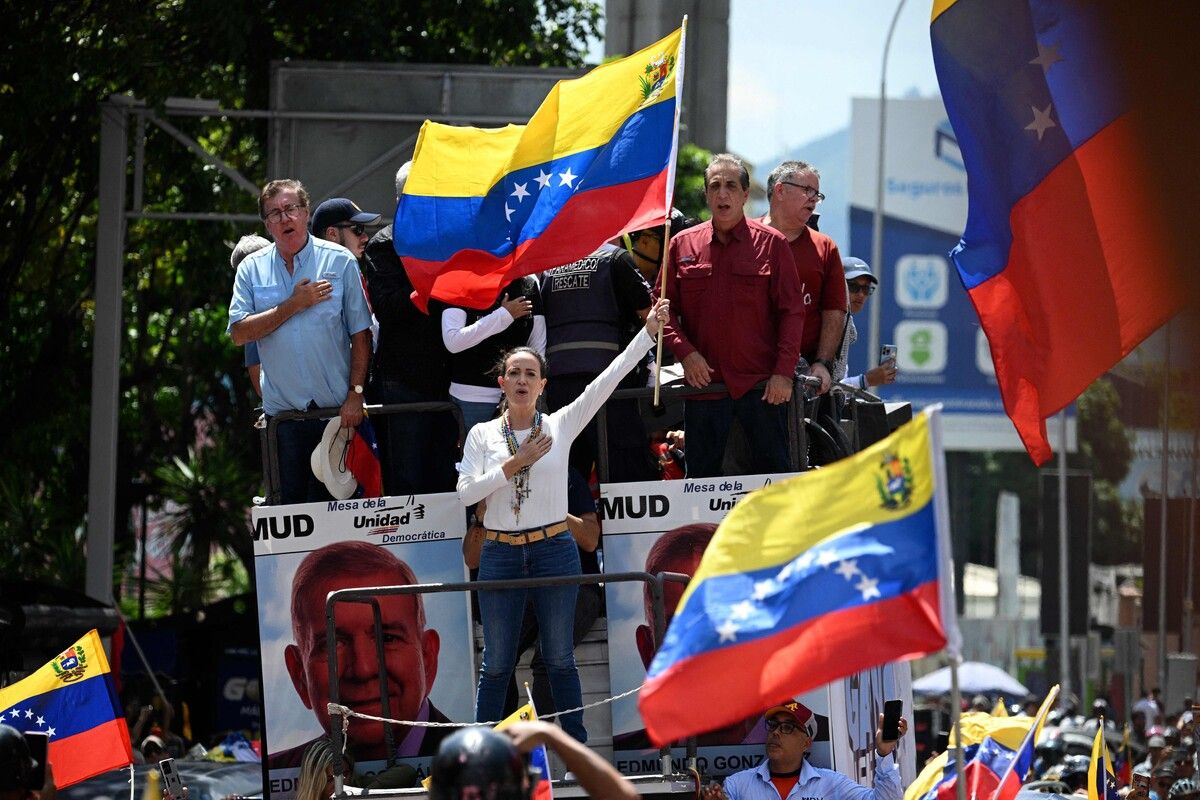 Venezolanische Oppositionsführerin Maria Corina Machado protestiert gegen Maduro. Indes flüchten Zehntausende Menschen aus dem Land. AFP