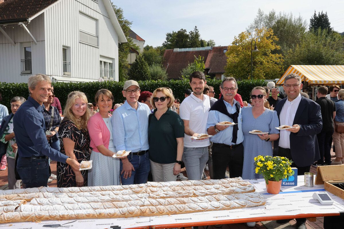 Vizebgm. Martin Reis, GR Yvonne Böhler, Bgm. Angelika Moosbrugger, Bäcker Wolfgang Fitz und Doris, Michael Felder (Sparkasse), Walter Eberle, Saskia Vonach (Veranstaltungsmanagement) und Pfr. Marius Dumea. ⇒AME
