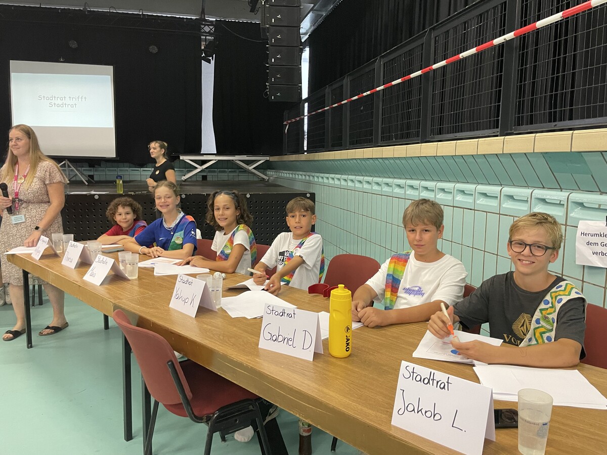 Vizebürgermeister Wolfgang mit den Stadträten Theresa, Maia, Yakup, Gabriel und Jakob.⇒Vn/LIH