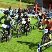 Junge Biker im Rennfieber