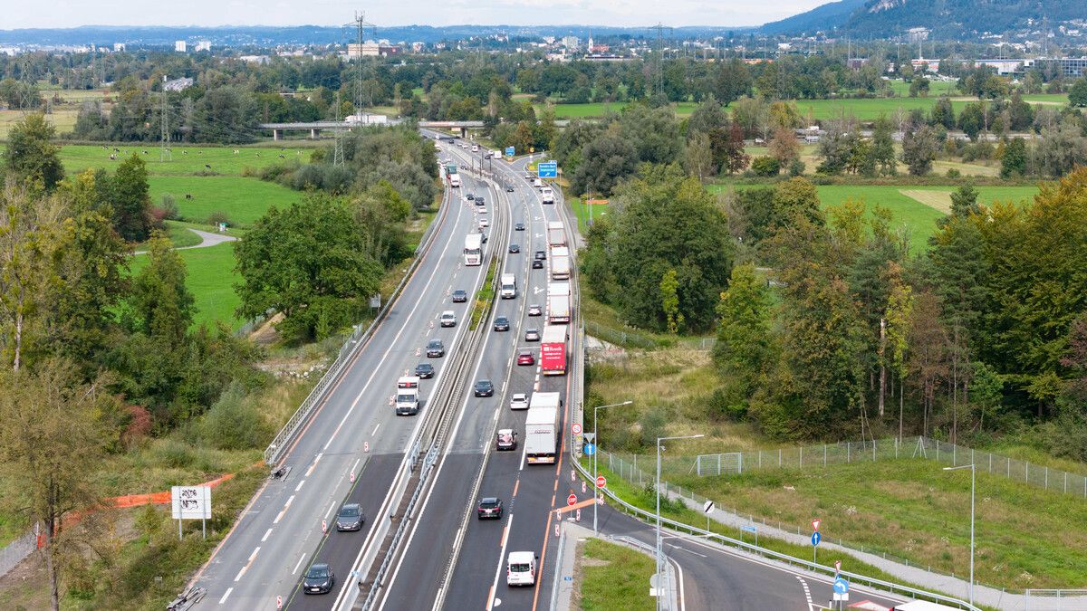 Von Bludenz über Dornbirn Nord bis nach dem Pfändertunnel: Der Verkehr auf der A14 stockt. ⇒VN/STIPLOVSEK