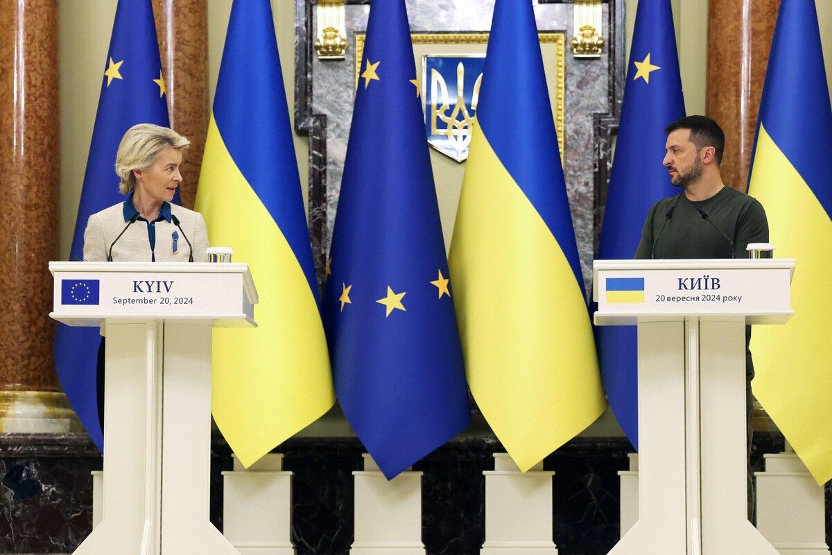 Von der Leyen sagte Selenskyj einen kräftigen EU-Kredit zu. ⇒AFP