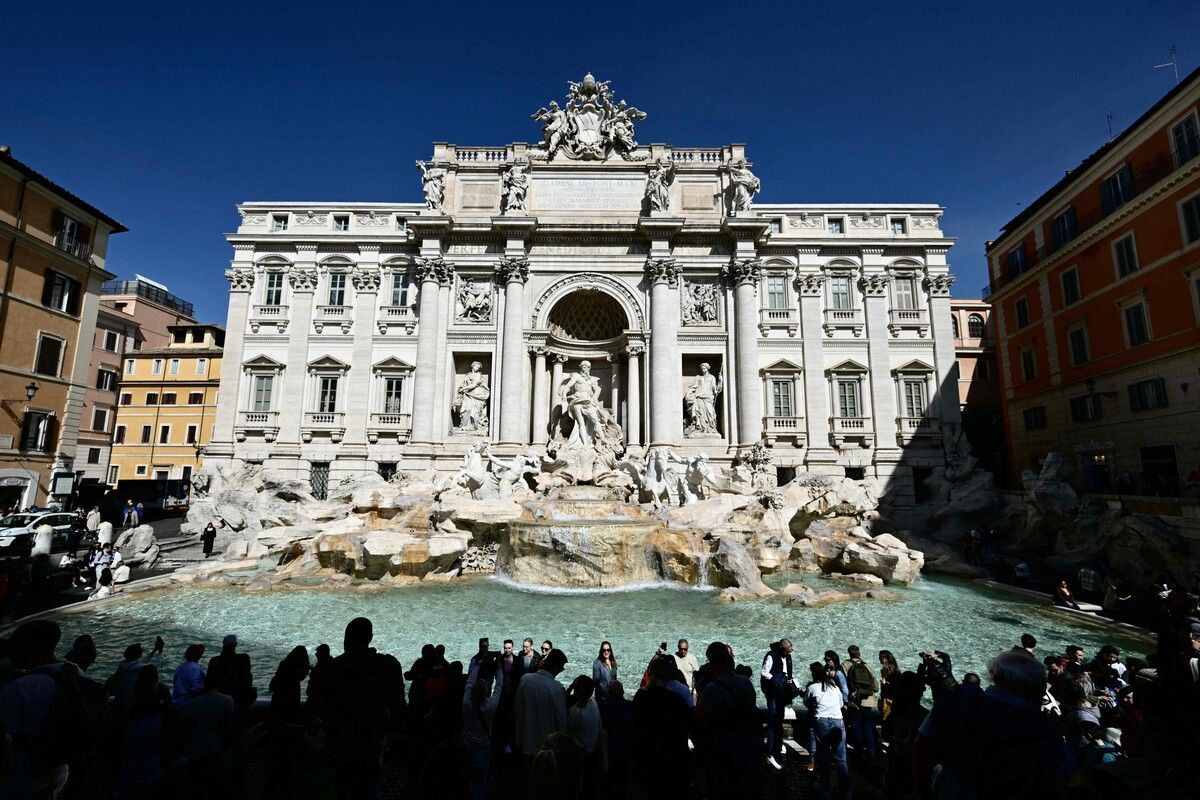 Vor dem ikonischen Trevi-Brunnen in Rom drängen sich besonders in der Hochsaison zahlreiche Touristen.⇒Afp