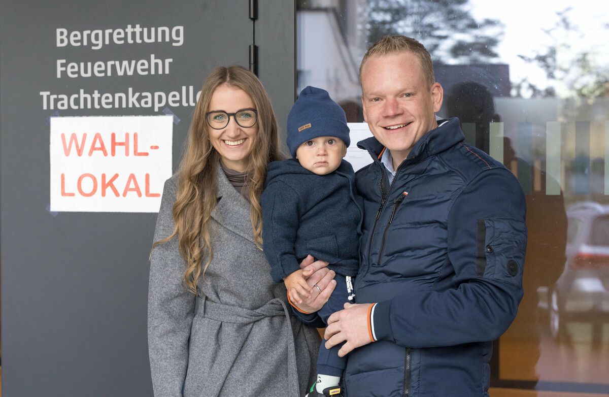 Vorarlbergs FPÖ-Chef Christof Bitschi hatte wohl schon bei der Stimmabgabe gemeinsam mit seiner Frau Julia und Sohn Serafin eine Vorahnung: Es sollte ein triumphaler Tag für seine Partei werden. Erstmals belegte die FPÖ bei einer Nationalratswahl Platz 1.