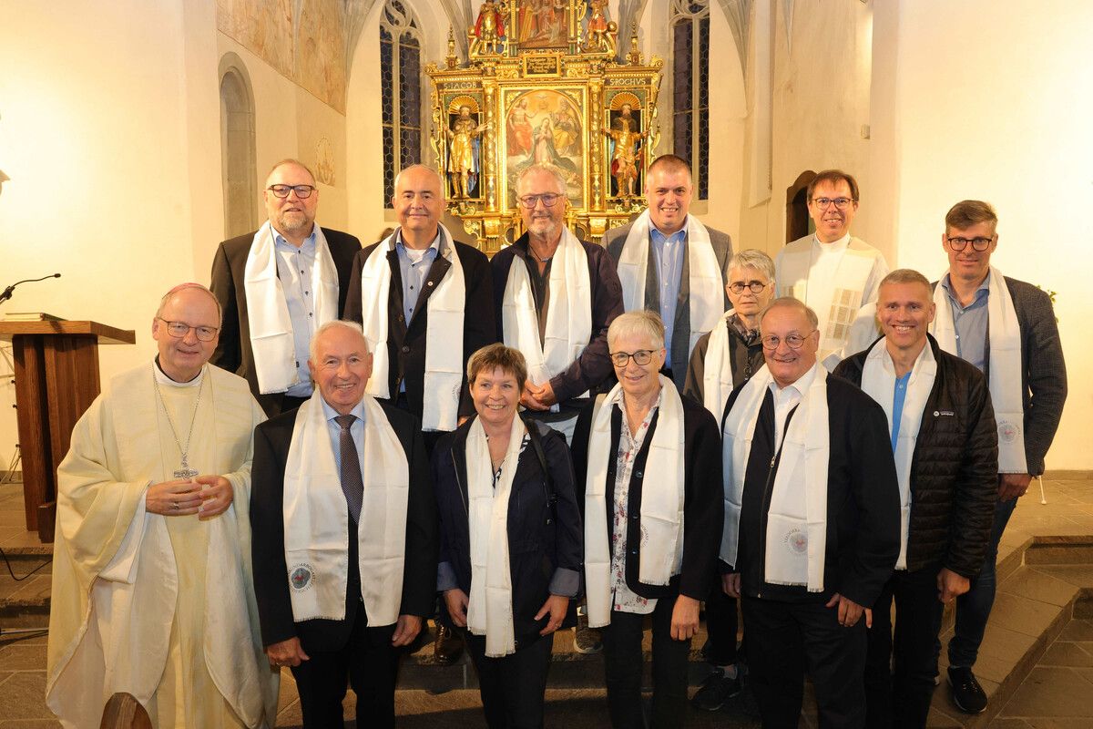 Vorne: Bischof Benno Elbs, Brudermeister Günter Vonblon, Barbara Scherbantie-Metzler, Martina Lampert, Annemarie Bergmeister, Josef Metzler, Stefan Fink und Michael Fliri. Hinten: Jürgen Beiser, Manfred Böhmwalder, Helmut Metzler, Daniel Schuster und Dekan Rainer Büchel. ⇒AME