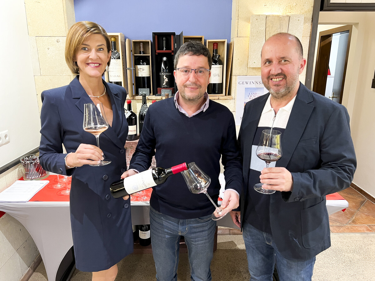 Weinambassador Guillermo Planas (M.) mit Beate und Manuel Espinoza luden zur Weindegustation in die Bodega Rioja. ⇒Franc
