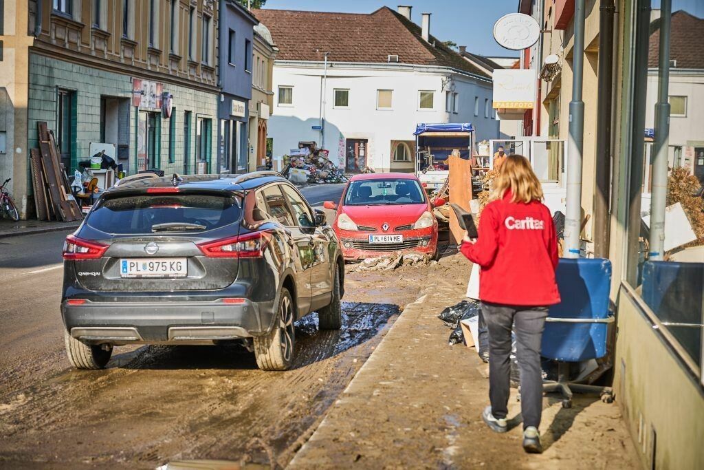 Wiederaufbau nach der Flut: In den vom Hochwasser betroffenen Gebieten laufen die Hilfsmaßnahmen auf Hochtouren. Darunter sind auch 30 Akuthilfe-Büros. ⇒caritas/gleiss