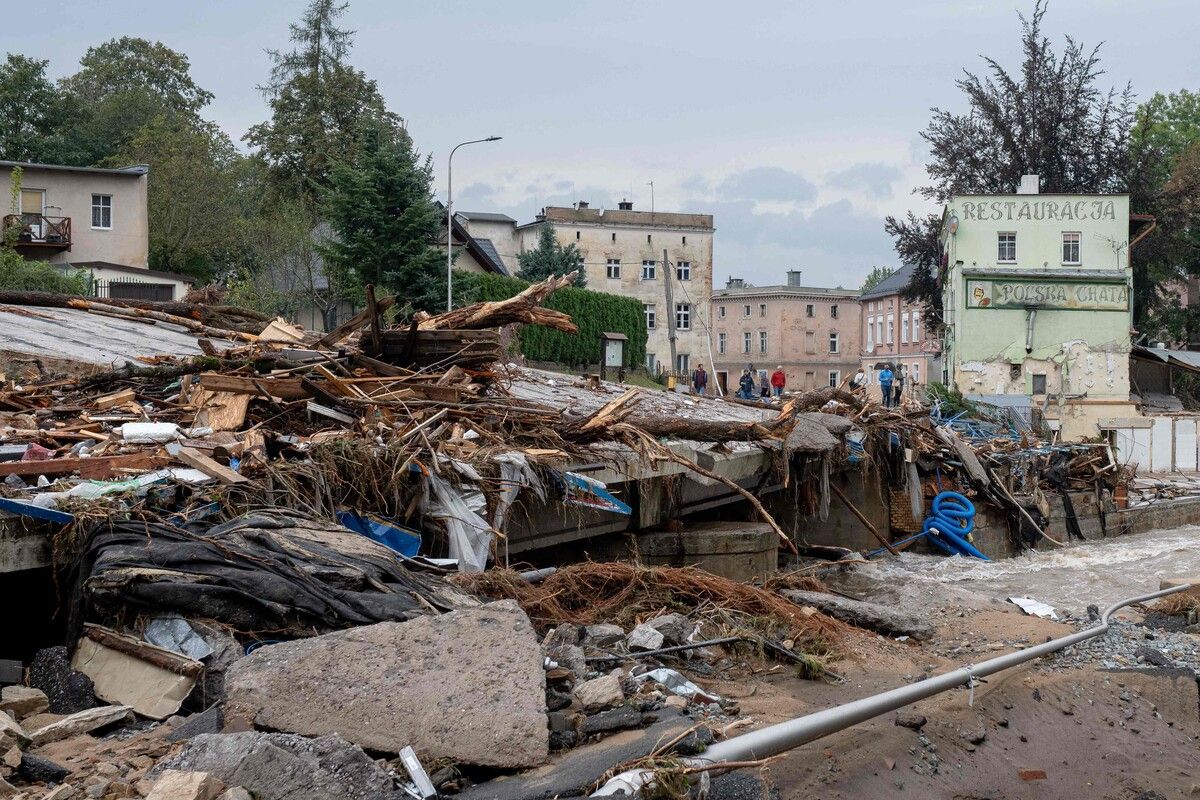 Wo das Wasser bereits abgeflossen ist, wie hier in der polnischen Kleinstadt Klodzko, sieht es teilweise aus wie nach einer Bombenexplosion.⇒afp