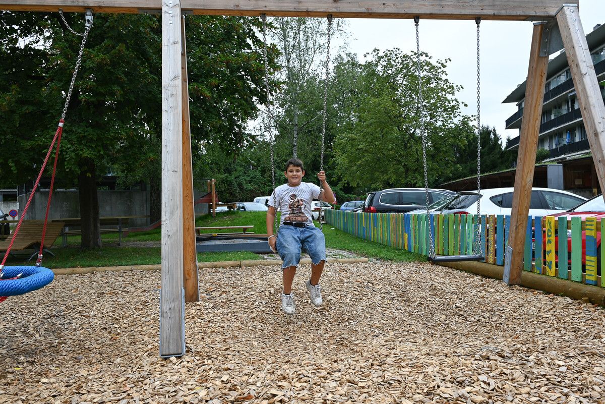 Yasin (11) freut sich über den neuen Spielplatz. Er verbringt viel Zeit mit seinen Freunden in der Nestschaukel. ⇒bvs