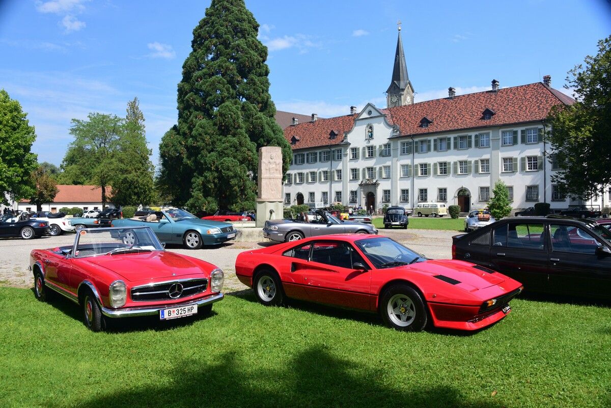 Zahlreiche Oldtimer parkten Ende August vor dem Kloster Mehrerau.
