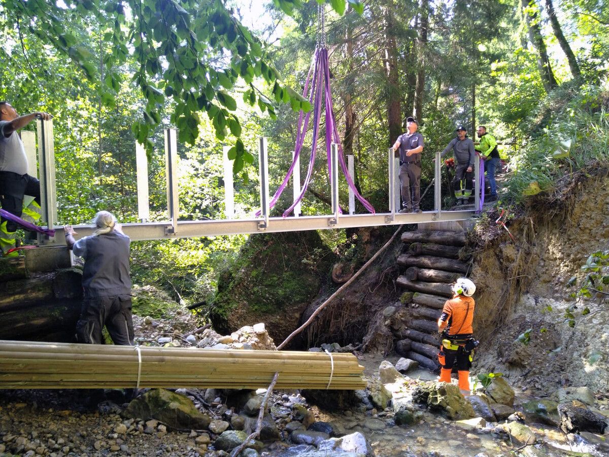 Zentimeterarbeit beim Einbau der neuen „Grenzbrücke“ von Hörbranz nach Eichenberg. ⇒Bauhof Hörbranz