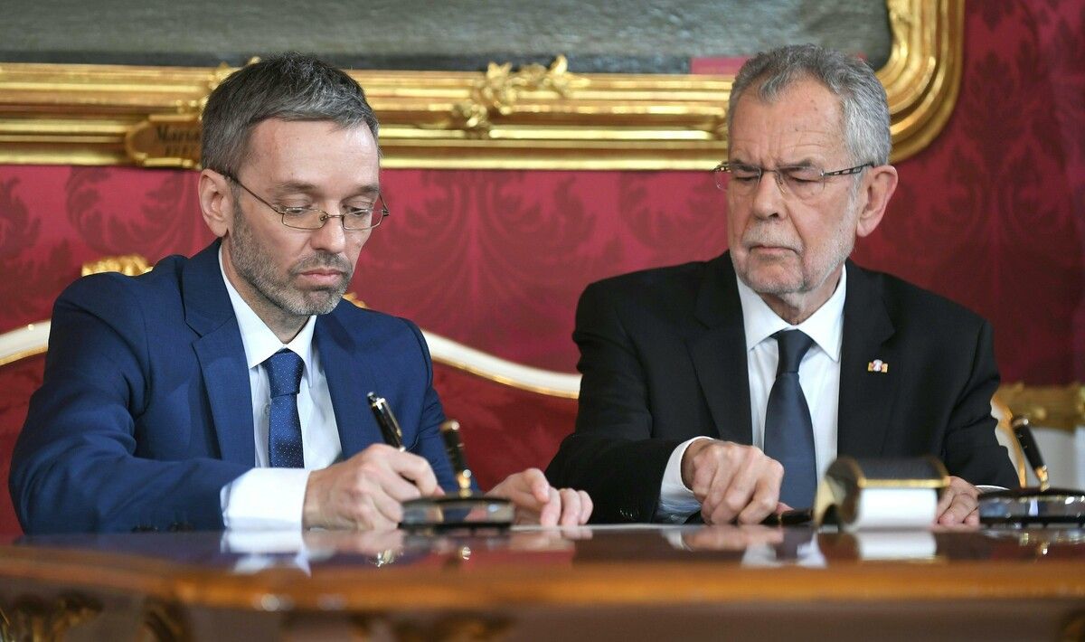 18. Dezember 2017: Bundespräsident Alexander Van der Bellen gelobte Herbert Kickl als Innenminister der schwarz-blauen Regierung an.⇒APA