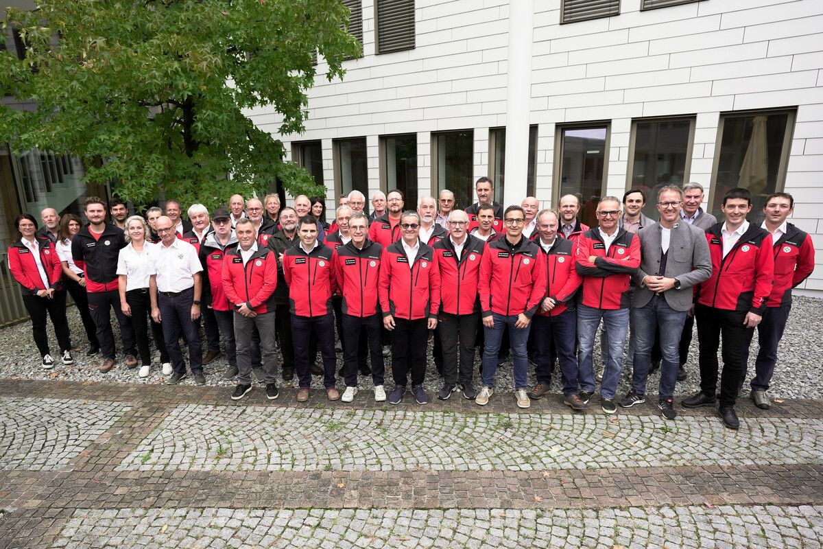 24 Jubilare wurden für ihre langjährigen Verdienste und ihr Engagement bei der Bergrettung Vorarlberg geehrt.⇒Land Vorarlberg/7PRO.TV