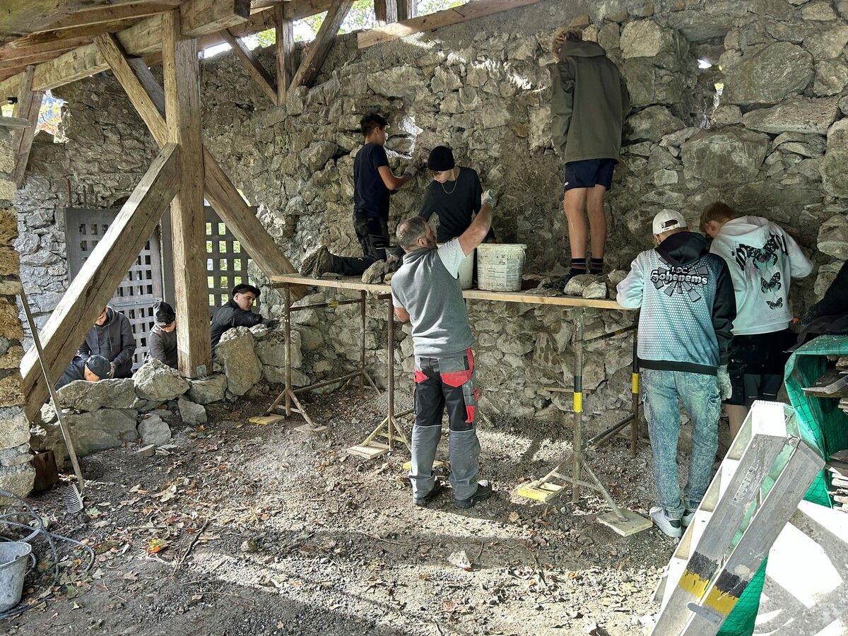30 Schüler des Fachbereichs Handwerk Plus waren einen Tag lang als Burghandwerker im Einsatz. ⇒LCF (3)