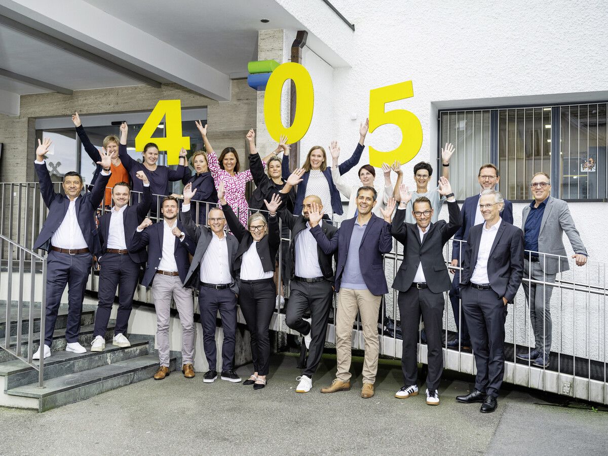 6 mal 10 plus 3 mal 20 plus 3 mal 25 plus 30 plus 4 mal 35 plus 40. Das ergibt 405. Genau so viele Jahre sind jene Mitarbeiter:innen bei der Raiffeisenbank Bodensee-Leiblachtal beschäftigt, die in diesem Jahr ein rundes Firmenjubiläum feiern. ⇒FA
