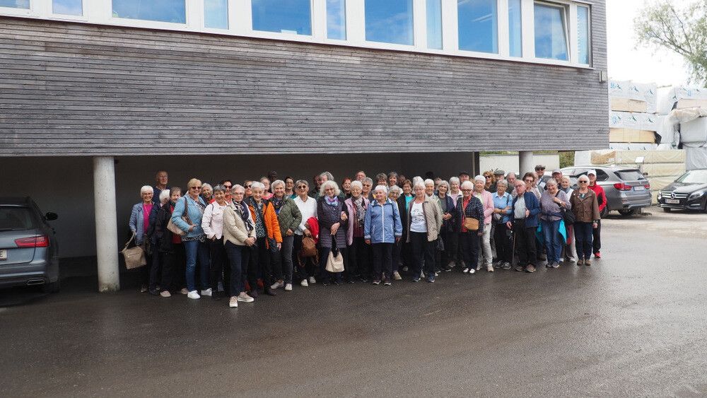 60 SeniorInnen erlebten eine spannende „Fahrt ins Blaue“ mit Besichtigungen bei Welte Holz und dem romantischen Gstach-Hof.⇒
              ⇒
              Vorarlberg 50plus Sulz-Röthis-Viktorsberg