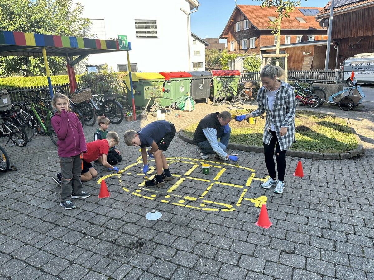 Ab sofort schmücken kunstvolle Kreationen den Schulhof.